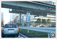 【東京方面】高速出口から一つ目の信号「けやき通り西」を右折する