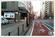 大きな看板の「タイムズポート横浜山下町」を通過