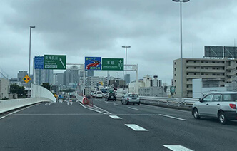 東神奈川出口を出て信号「村雨橋」を右折する