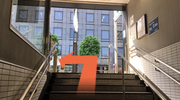 都営地下鉄浅草線「人形町駅」A3出口の階段画像